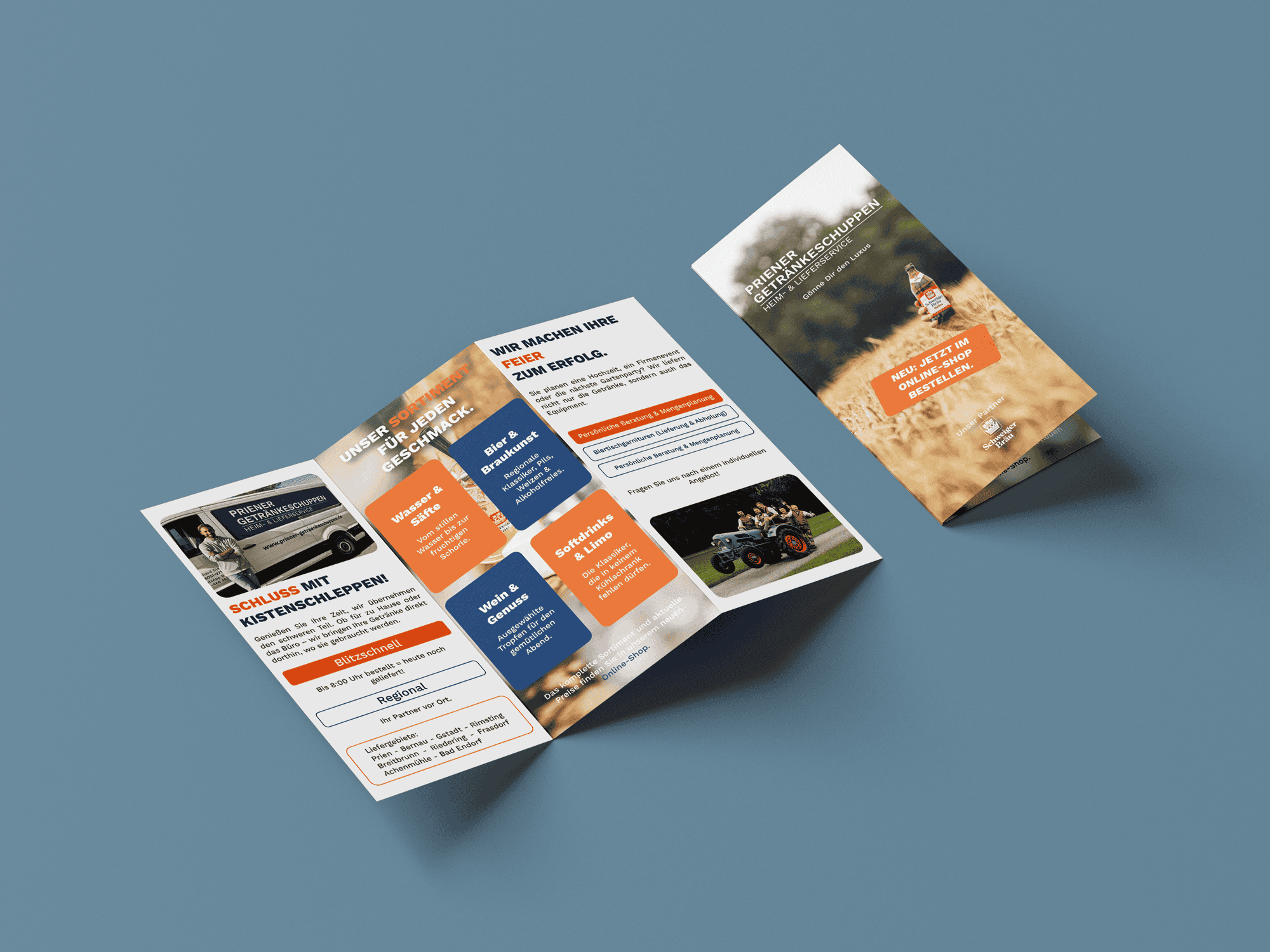 Flyer Design Prien - Mockup eines dreiteiligen Flyers (Wickelfalz) für den Priener Getränkeschuppen, gestaltet von Pronaturdesign. Zu sehen sind Informationen zum Heim- und Lieferservice sowie verschiedene Getränkekategorien.