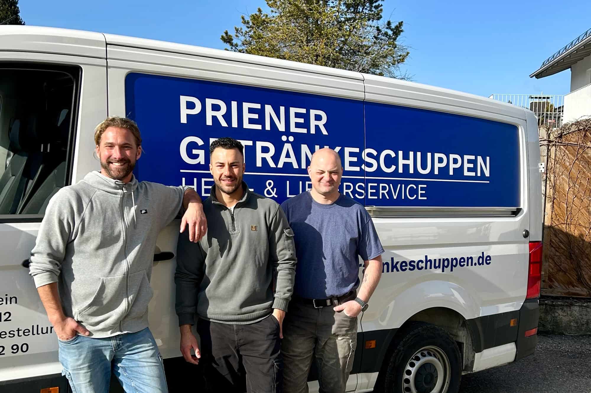 Flyer Design Prien - 6-Seiten Flyer des Priener Getränkeschuppens neben einem Smartphone mit geöffnetem Online-Shop.