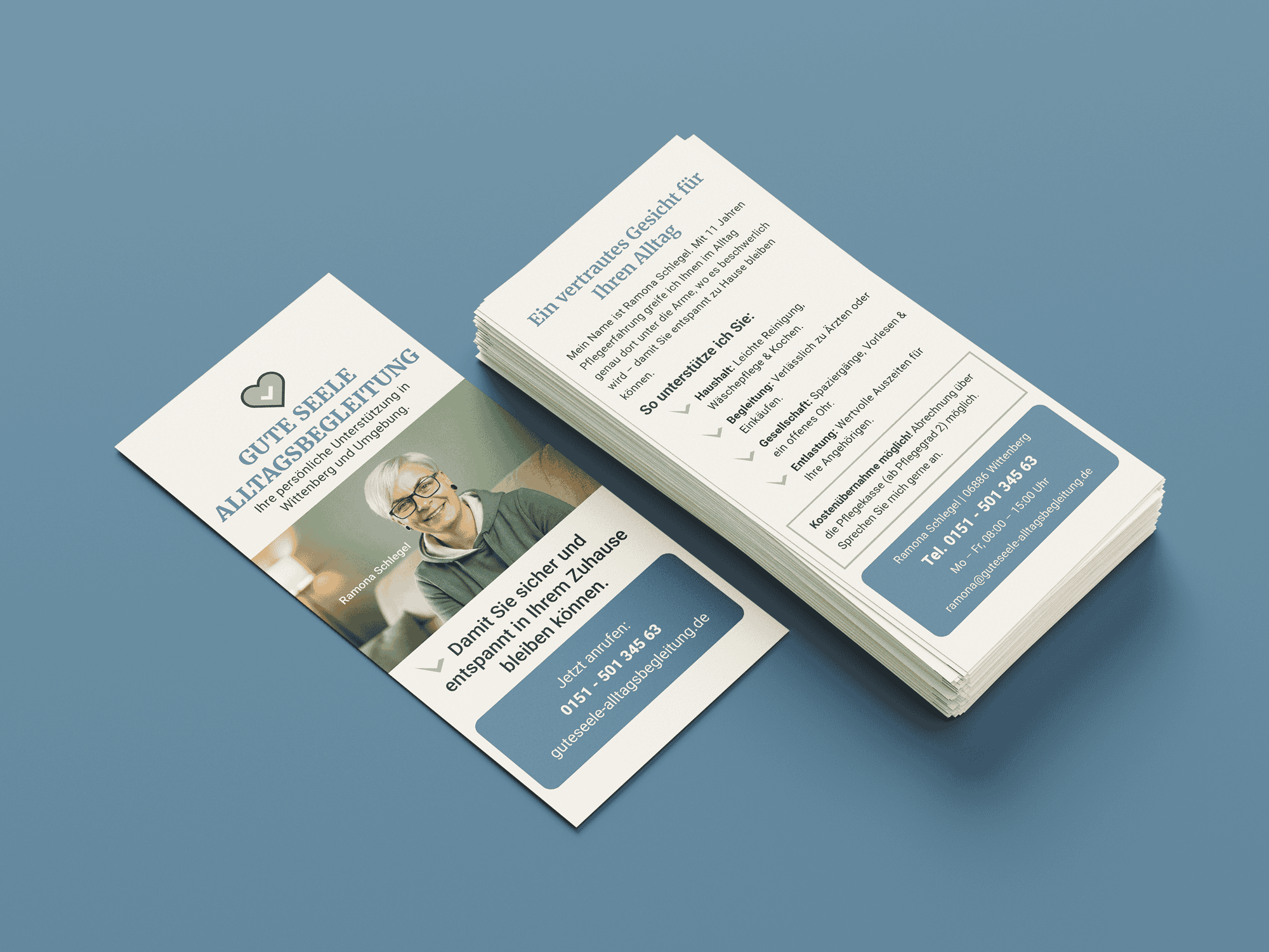 Gedruckter Flyer für die Alltagsbegleitung im Design-Mockup präsentiert von Pro Natur Design Rosenheim