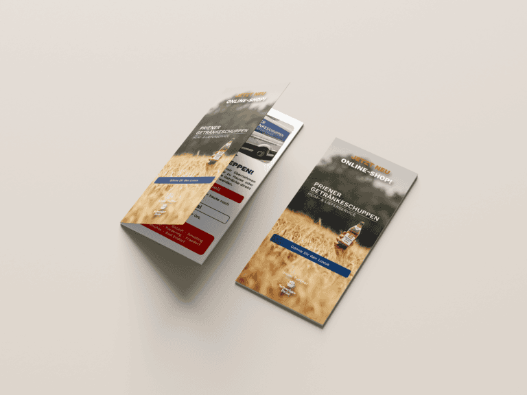 Flyer Design Prien | Aufgeklappter Flyer für Getränkelieferung mit Sortimentsübersicht und einem Team auf einem Oldtimer-Traktor.