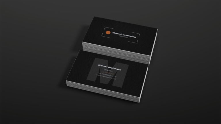 Visitenkarten Design für Regisseur Manuel Grabmann in Schwarz mit orangefarbenen Akzenten.