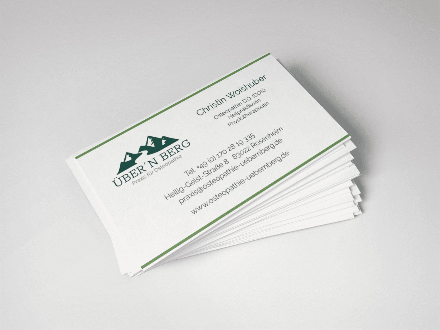 Nahaufnahme des Visitenkarten Design Rosenheim für Osteopathie mit klarem Logo und beruhigendem Design.