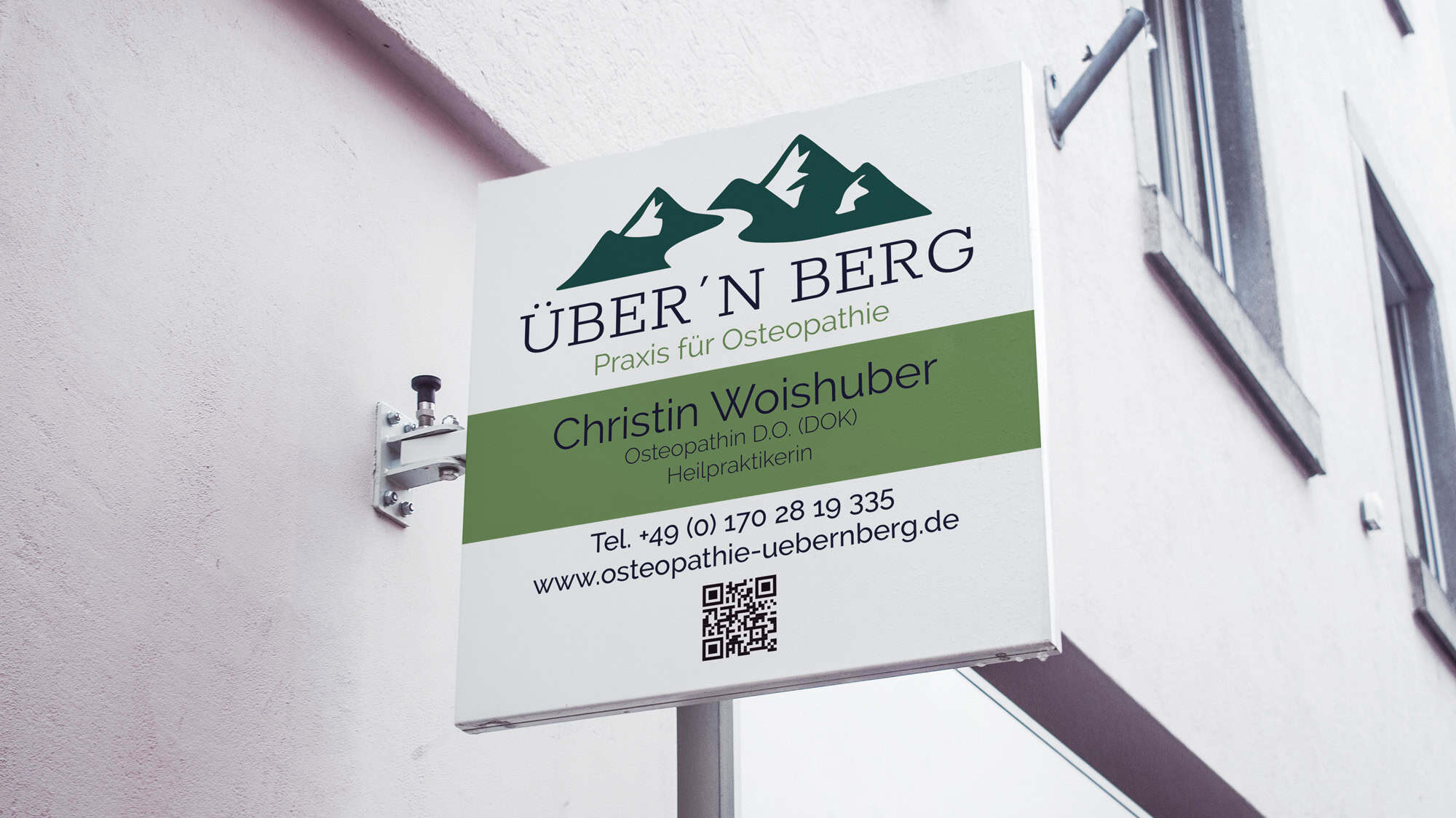 Hochwertiges Printdesign Rosenheim: Türschild-Gestaltung für Osteopathie-Praxis.